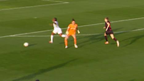 Im Spiel der Google Pixel Frauen-Bundesliga zwischen Bayer 04 Leverkusen und dem VfL Wolfsburg sieht Bayer-Torhüterin Charlotte Voll nach 33 Sekunden die Rote Karte.