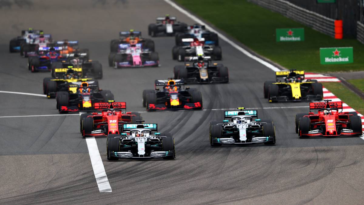 Der von Rang drei gestartete Sebastian Vettel kommt zwar bärenstark weg, verliert aber dennoch seinen Platz an Teamkollege Charles Leclerc, weil er hinter dem vor ihm schlecht startenden Valtteri Bottas unnötig bremsen muss