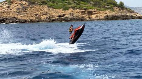 Robert Lewandowski macht urlaub auf Sardinien und sorgt nicht auf den Wasser, sondern auch an Land für Aufsehen.