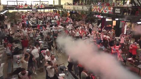 Auf der Insel gibt es kein halten mehr. Die England-Fans rasten beim Public Viewing und auf den Straßen aus. Manche vergessen sogar, dass es noch ein Halbfinale gibt.