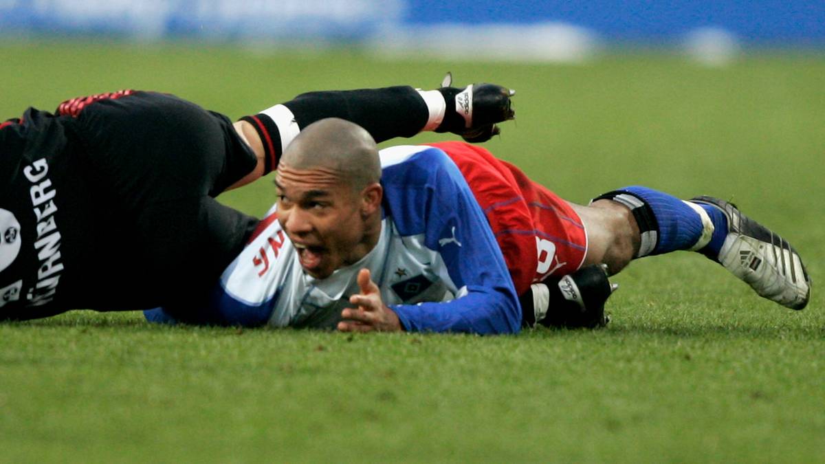 PLATZ 24 - NIGEL DE JONG: Im Januar 2006 zieht es den Niederländer ins kalte Hamburg. 1,5 Millionen Euro zahlt der HSV an Ajax Amsterdam. Drei Jahre später zieht er für 18 Millionen Euro zu Manchester City weiter. Im Winter 2018 heuert er ablösefrei in Mainz an und hilft, den Abstieg zu vermeiden
