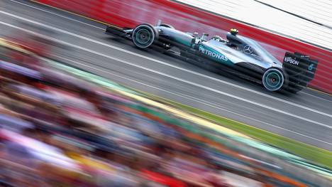 Nico Rosberg fährt beim Freien Training zum GP von Bahrain die Bestzeit