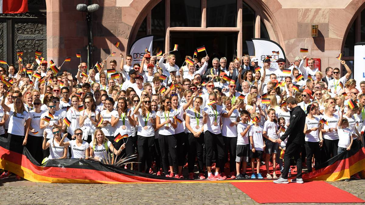 Bevor die Mitglieder der Olympiamannschaft wieder aufbrechen, um nach anstrengenden und erlebnisreichen Wochen in ihre Heimatorte zu reisen, stehen noch Interviewwünsche und Gruppenfotos auf dem Programm