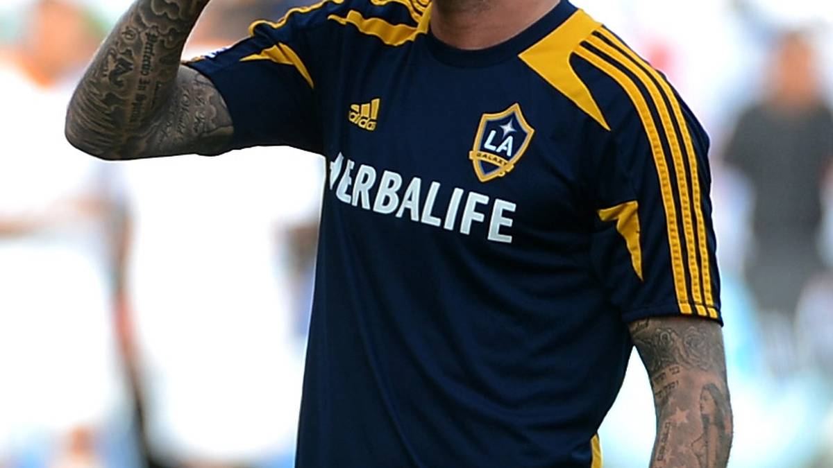 David Beckham war einer der ersten großflächig tätowierten Kicker. Er legte bei der Wahl seiner Tattoos den Schwerpunkt auf persönliche Themen. Auf seinen Armen finden sich zum Beispiel das Datum der Erneuerung seines Ehegelöbnisses mit Victoria, sowie Engel und biblische Sprüche. Einer lautet "Lass sie hassen solange sie fürchten"