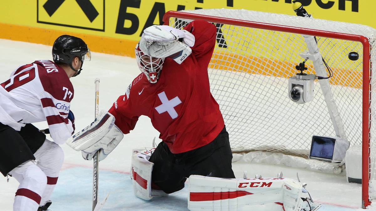 Die Zuschauer im Moskauer VTB-Eispalast bekommen Tore satt geboten - und das auf beiden Seiten. Der Schweizer Goalie Retto Berra muss gleich vier Mal hinter sich greifen