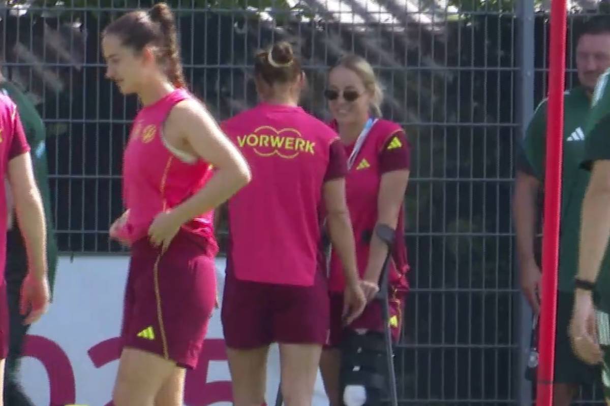 Überraschender Trainingsgast beim DFB-Team: Die verletzte Giulia Gwinn schaut bei der Einheit am Sonntag vorbei - und kann sogar wieder lächeln.