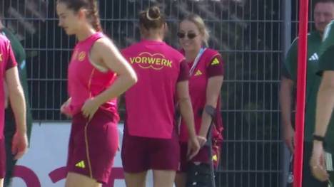 Überraschender Trainingsgast beim DFB-Team: Die verletzte Giulia Gwinn schaut bei der Einheit am Sonntag vorbei - und kann sogar wieder lächeln.