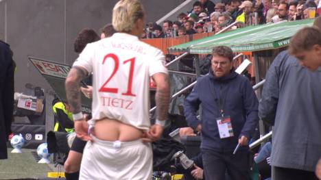 In Augsburg kam es beim Spiel zwischen dem FCA und Holstein Kiel zu einem seltsamen Moment.