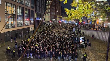Die BVB-Fans stimmen sich mit einem Fanmarsch auf das Duell mit Manchester City in der Champions League ein. Am Nachthimmel ist sogar Feuerwerk zu sehen. 