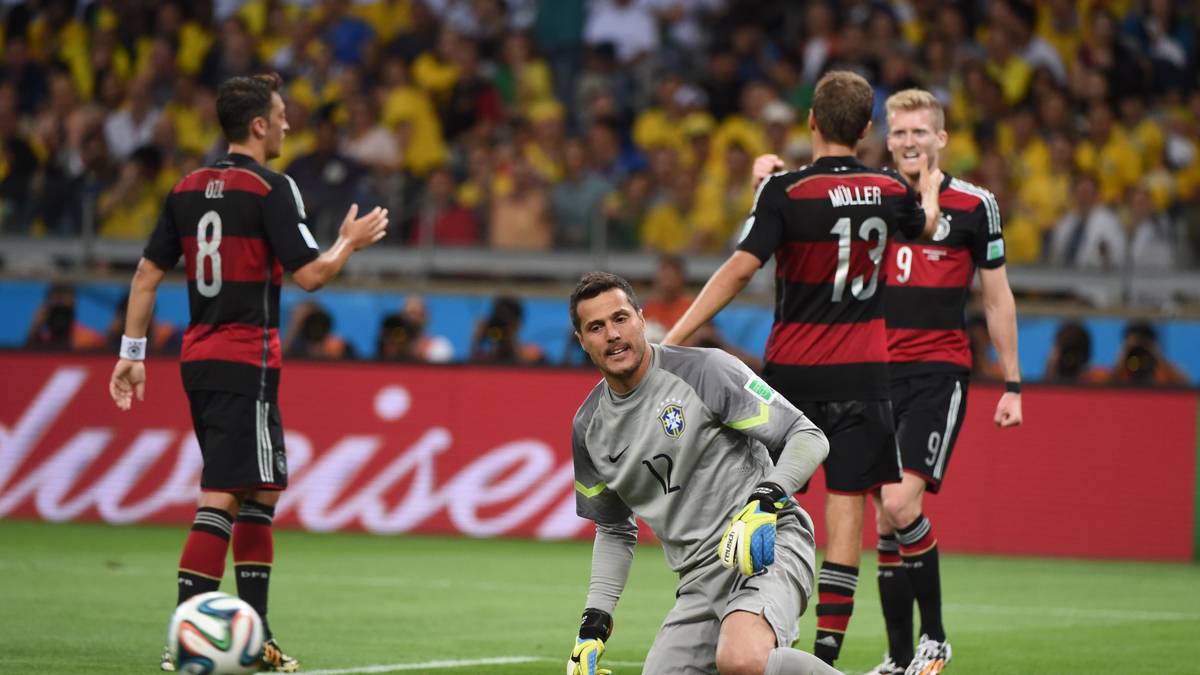 Júlio César kann einem an diesem Abend leid tun. Sieben Mal muss Brasiliens Nationaltorhüter hinter sich greifen 