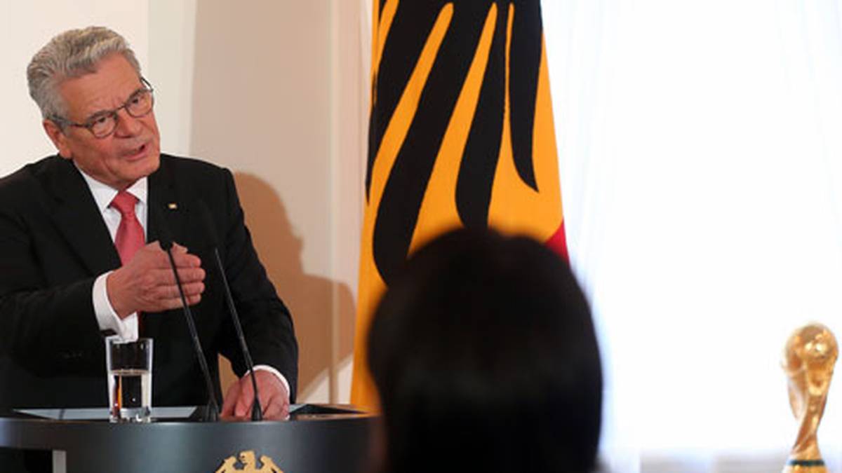 Joachim Gauck wird seiner Gastgeberrolle gerecht und hält zu Beginn der Ehrung eine kurze Rede