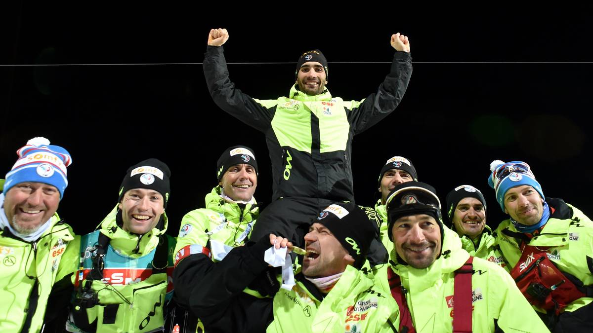 Nach der großen Geste und dem Gewinn der Goldmedaille wird Fourcard von seinen französischen Teamkollegen auf Händen und Schultern getragen