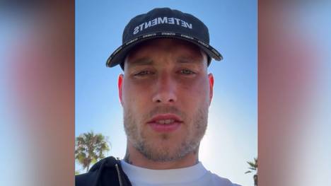 David Raum denkt auch im Urlaub an zwei DFB-Kollegen. Der deutsche Nationalspieler spricht eine scherzhafte Einladung aus.
