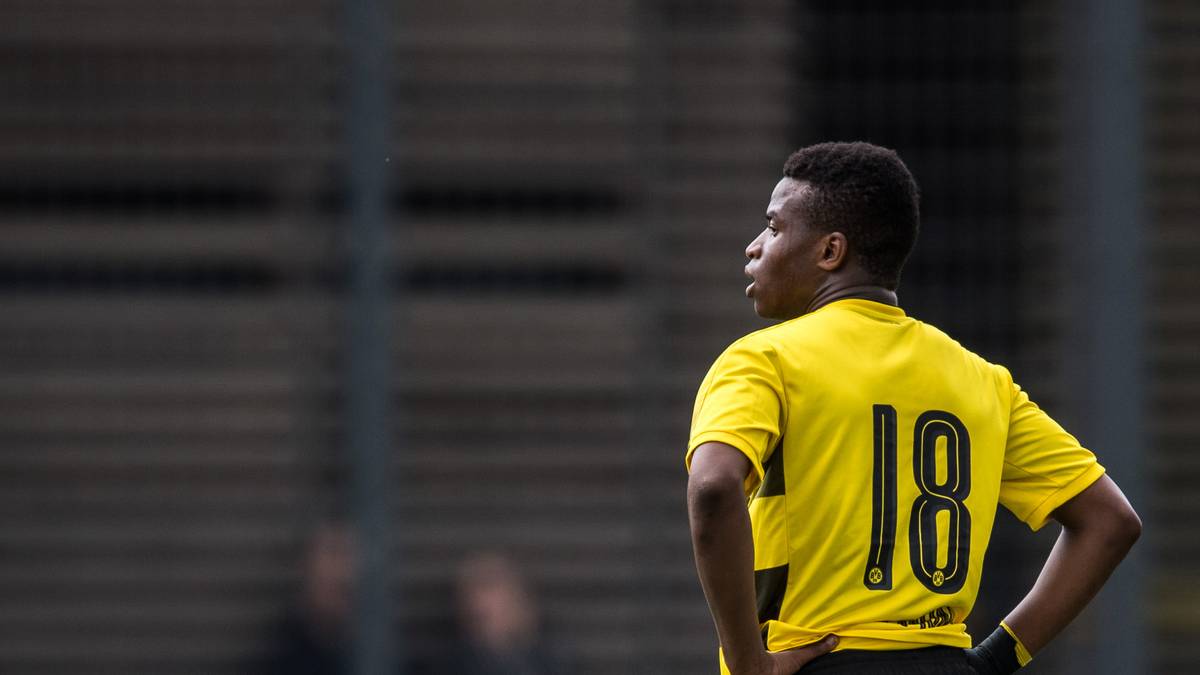 Das Bezirksamt Hamburg Nord teilt der "Welt" aber im Oktober 2017 mit, dass Moukoko am 20. November 2004 in Kameruns Hauptstadt Yaoundé geboren wurde. Beim Standesamt Hamburg-Harburg sei demnach im Jahr 2016 eine Nachbeurkundung der Geburt erfolgt - zwei Jahre, nachdem Moukoko nach Deutschland gezogen war und beim FC St. Pauli als Jugendkicker anheuerte