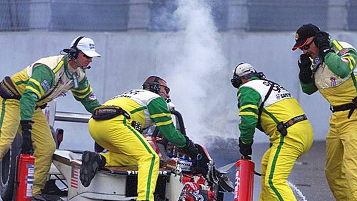 Insgesamt neun Mal muss Zanardi wiederbelebt werden. Er verliert bei dem Unfall beide Beine oberhalb der Knie - aber er überlebt