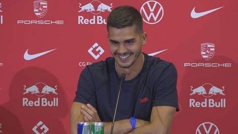 Dem Leipzig-Neuzugang André Silva wird bei seiner Vorstellung eine kuriose Frage zu Cristiano Ronaldo gestellt, die den Portugiesen sichtlich amüsiert.