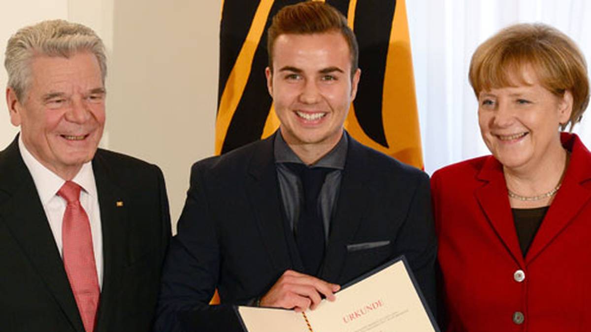 Anschließend findet die Ehrung der Weltmeister statt. Mario Götze erzielte im Finale von Rio den entscheidenden Treffer. Hier posiert er nach Übergabe der Urkunde und des Lorbeerblatts