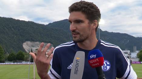 Nach dem Testspiel zwischen dem FC Schalke 04 und US Salernitana stellt sich Marcin Kaminski den Reportern. Eine Frage stößt ihm sauer auf.