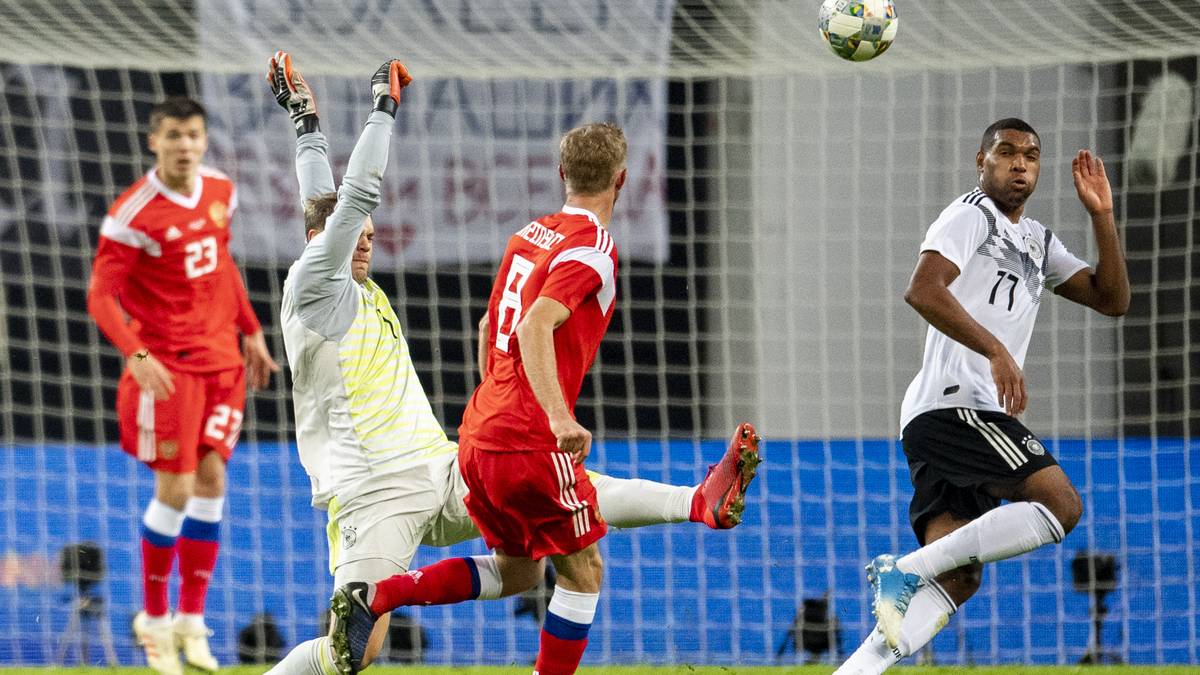 Im zweiten Abschnitt baute die deutsche Mannschaft dann zusehends, blieb nur mit Glück ohne Gegentor. Das 3:0 war dennoch der höchste Sieg des Jahres. Auf das Erfolgserlebnis folgte kurz darauf aber der nächste Nackenschlag: Der 2:0-Sieg der Niederländer gegen Weltmeister Frankreich besiegelte den deutschen Abstieg aus der Nations League schon vor dem abschließenden Duell gegen die Elftal