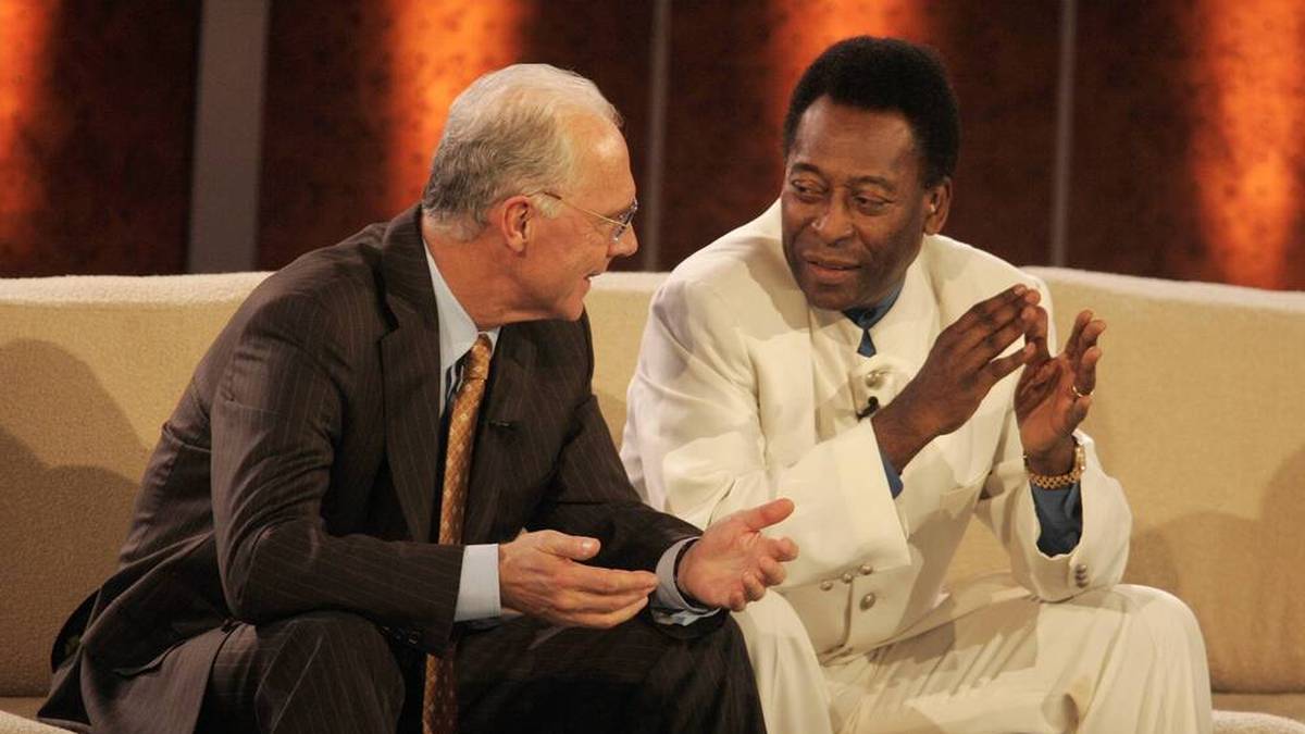 Ausflug ins Showgeschäft: 2004 war Pelé zusammen mit Beckenbauer (l.) bei Thomas Gottschalks "Wetten, dass...???" zu Gast.
