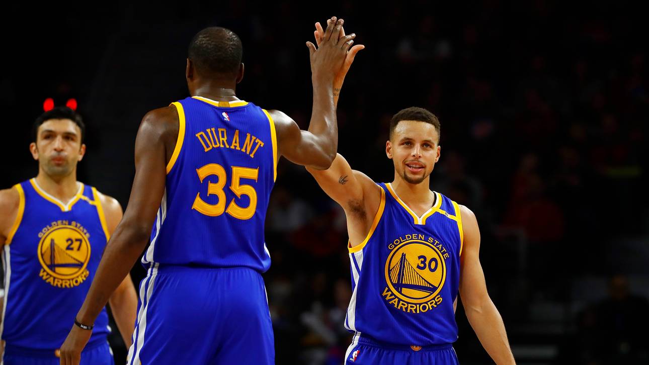 Durant und Curry erlegen Pistons