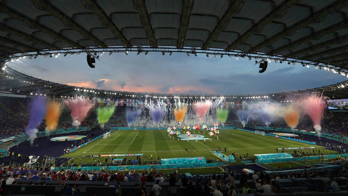 Auch ein Feuerwerk gehört bei der Eröffnungsfeier zur Fußball-WM in Rom dazu
