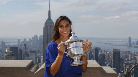 Flavia Pennetta präsentiert stolz ihre Siegestrophäe nach ihrem US-Open-Sieg.