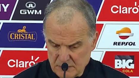 Der aus der Nationalmannschaft zurückgetretene Luis Suárez stellt Uruguay-Trainer Marcelo Bielsa in der Öffentlichkeit an den Pranger. Nun reagiert "El Loco" nach dem 0:1 gegen Peru auf die Kritik.