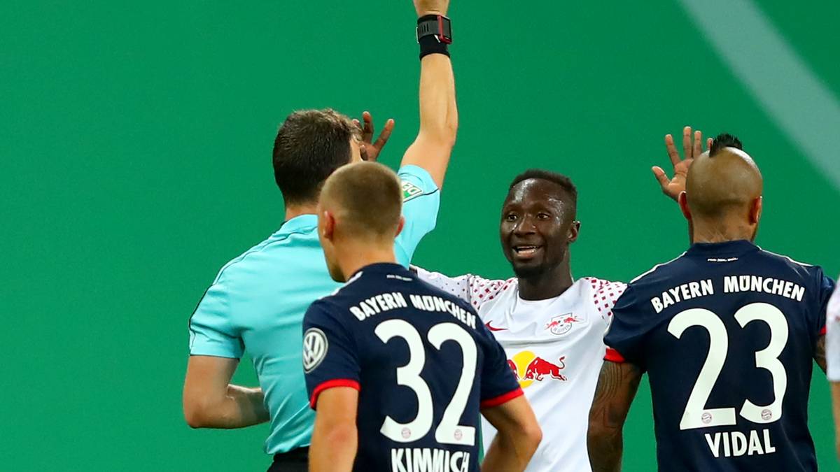 GELB-ROT GEGEN KEITA: Naby Keita zupft Robert Lewandowski an der Seitenlinie und verhindert so einen Konter (54.) - ein taktisches Foul. Zwayer gibt dafür Gelb. Da der Leipziger schon vorbestraft ist, gibt es Gelb-Rot. Eine Entscheidung, die auch RB-Trainer Ralph Hasenhüttl nach dem Spiel scharf kritisiert