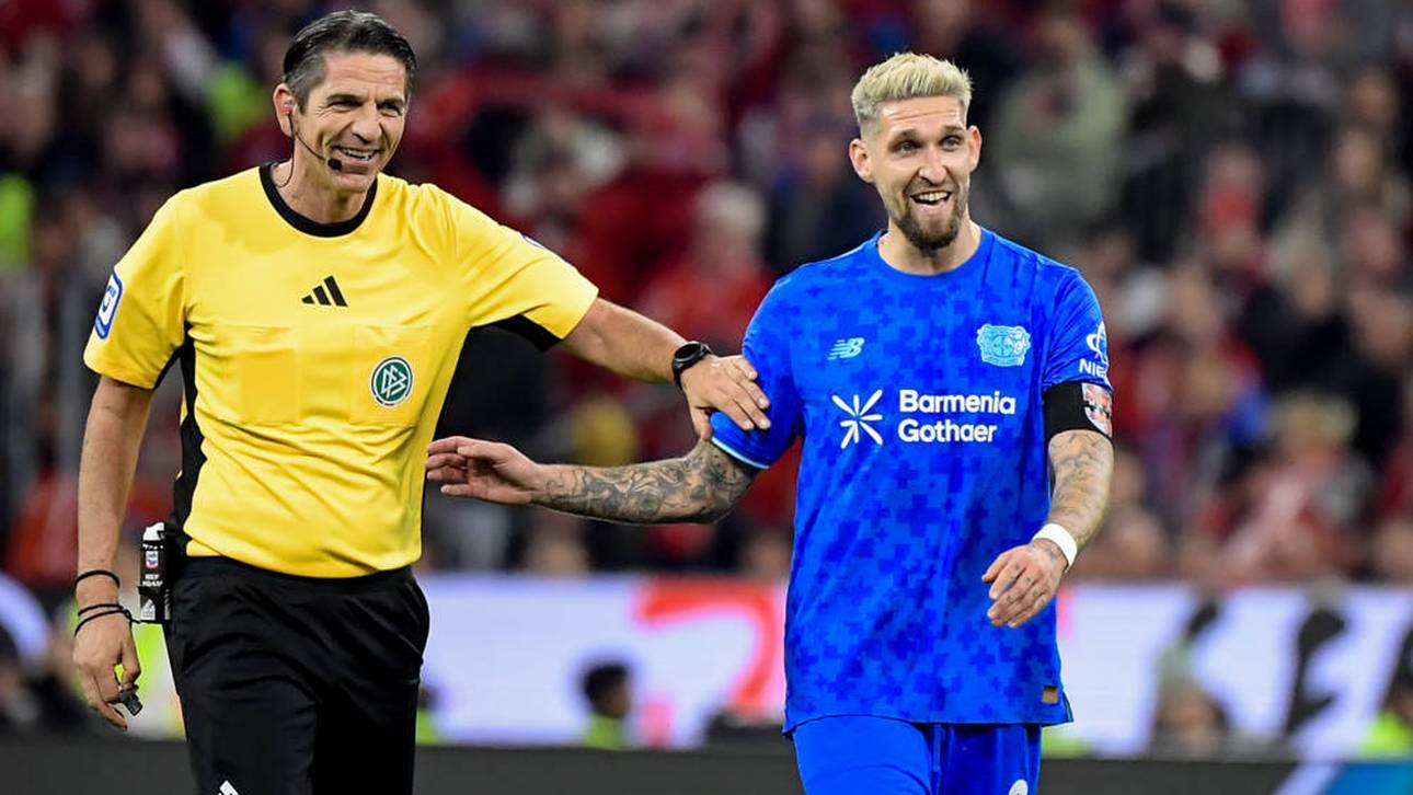 Deniz Aytekin im Gespräch mit Leverkusens Robert Andrich