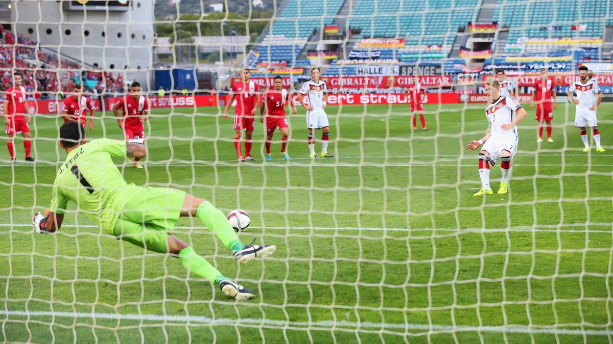 Das Spiel beginnt für die Deutschen nicht gerade gut. Bastian Schweinsteiger scheitert vom Elfmeterpunkt