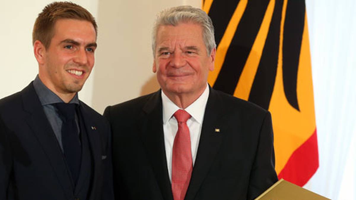 Der mittlerweile zurückgetretene Kapitän des Weltmeisters Philipp Lahm richtet einige Worte an die Gäste und überreicht Joachim Gauck das Buch "One Night in Rio"
