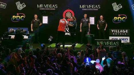 Niko Springer verliert sein Spiel gegen Beau Greaves, steht aber trotzdem im Achtelfinale des Grand Slam of Darts. Damit lässt er Gary Anderson hinter sich.