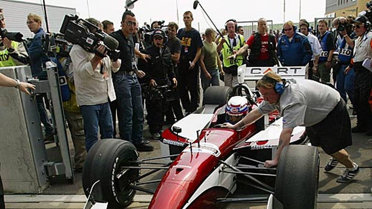 Und wie er wieder da ist. Wir befinden uns im Jahr 2003 am Ort des Schreckens. Alex Zanardi sitzt tatsächlich in einem Formel-Rennwagen am Lausitzring. Er fährt "sein Rennen" zu Ende - die letzten 13 Runden