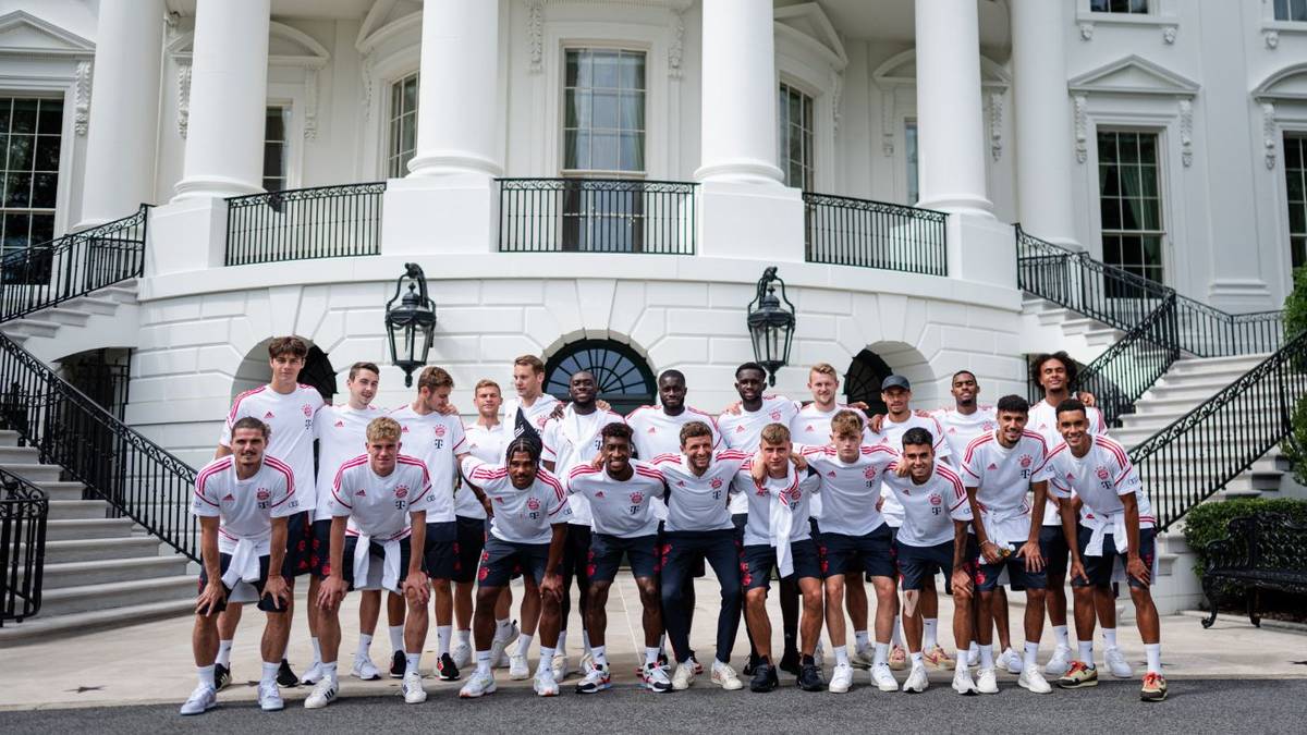 Die Stars von Bayern München haben am letzten Tag in Washington das Weiße Haus besucht. Die Mannschaft und die Verantwortlichen um Vorstandschef Oliver Kahn bekamen eine Tour durch verschiedene Räumlichkeiten. 