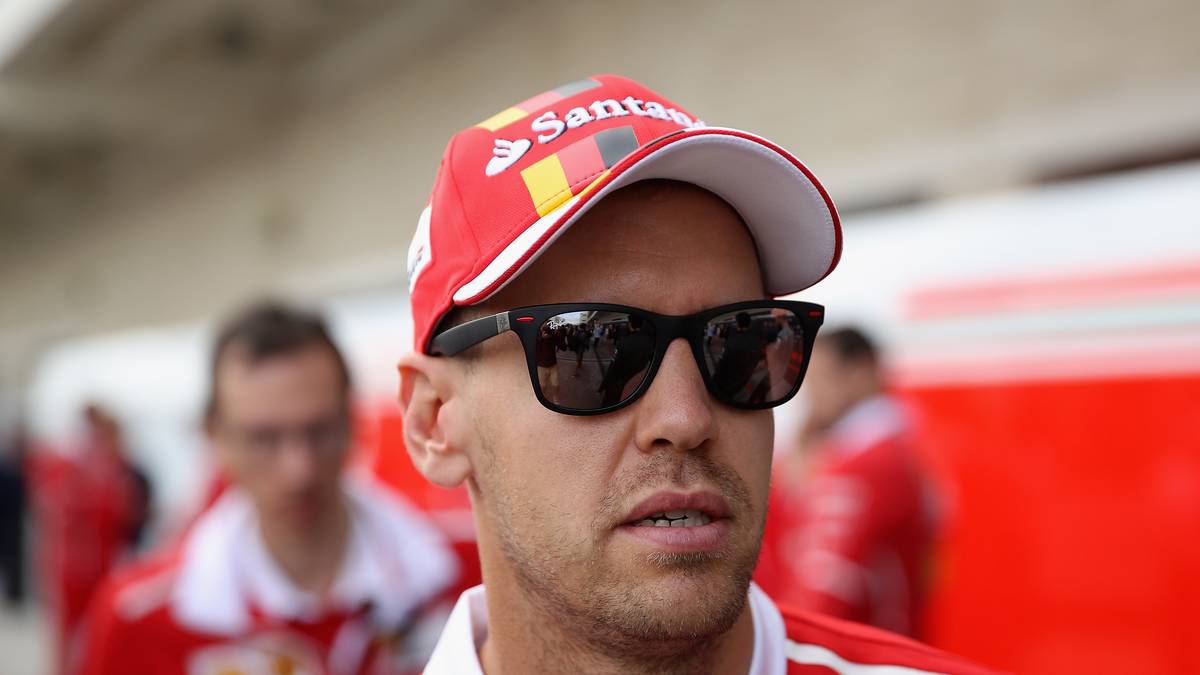 ... wirkt Konkurrent Sebastian Vettel hochkonzentriert und leicht angespannt. Der Ferrari-Pilot muss mindestens Fünfter werden, falls Hamilton sich den Sieg holt, um den Kampf um den WM-Titel nicht schon in Austin zu verlieren