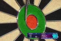 Michael Smith spielt im Halbfinale der Darts World Series eine kuriose Aufnahme. Sein dritter Dart bleibt zwischen den ersten beiden Pfeilen stecken - und sorgt dafür, dass der Caller ganz genau hinschauen muss.