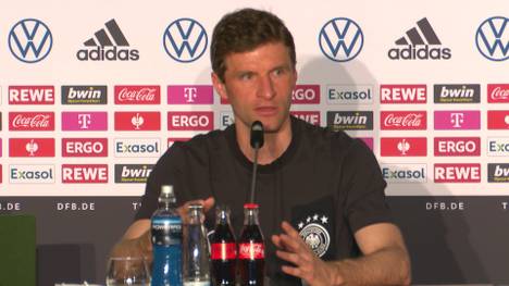 Auf einer Pressekonferenz während des ersten Trainingslager des Jahres tätigte Thomas Müller Aussagen zur Menschenrechtslage in Katar. Dafür kassierte er scharfe Kritik.