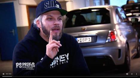 Heute gibt es für die Fans der PS Profis ein Bonbon! Einen Kracher! Einen Auftrag, den so noch nie gab! Gesucht sind die coolsten Tuning-Schleudern des Ruhrpotts! Welches sind die extremsten Spielzeuge im Herzen Nordrhein-Westfalens? JP und Sid finden es heraus und testen unter anderem einen 407 PS starken Golf 2 GT Special auf einem Flugplatz, einen 330 PS starken Polo R WRC und einen Fiat Abarth 695 Biposto
