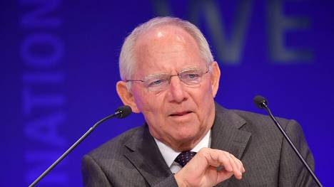 Wolfgang Schäuble erhält von IOC-Präsident Thomas Bach Olympischen Orden