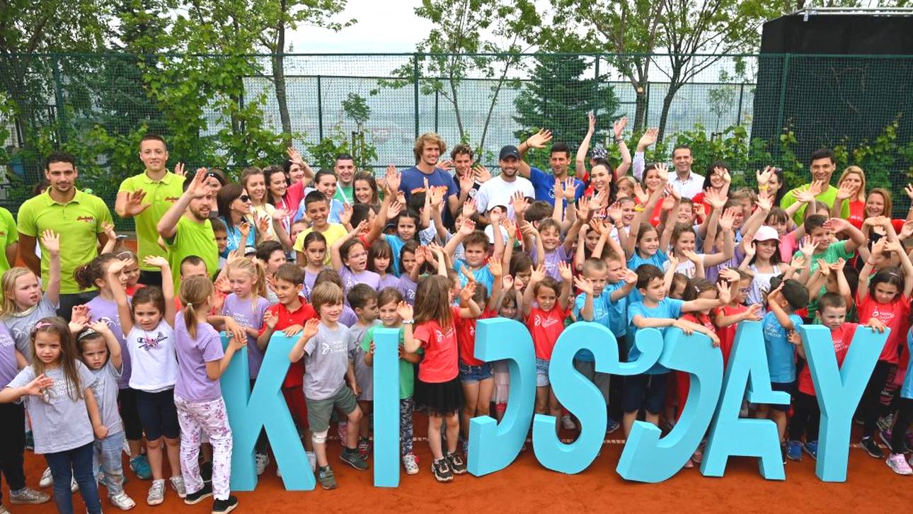 Grigor Dimitrov, Alexander Zverev, Dominic Thiem und Novak Djokovic umringt von vielen Kindern