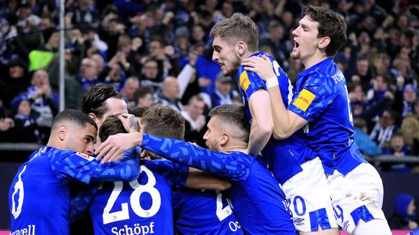 17. Januar: der FC Schalke besiegt Gladbach mit 2:0. Es ist der einzige Ligasieg der Königsblauen im gesamten Jahr. 