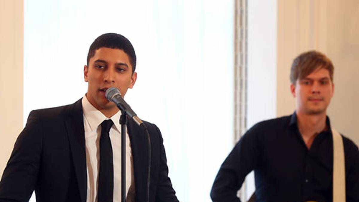 Andreas Bouranis "Auf uns" wurde zum Song des WM-Turniers. Er begeistert auch die Gäste im Schloss Bellevue mit seinen Künsten