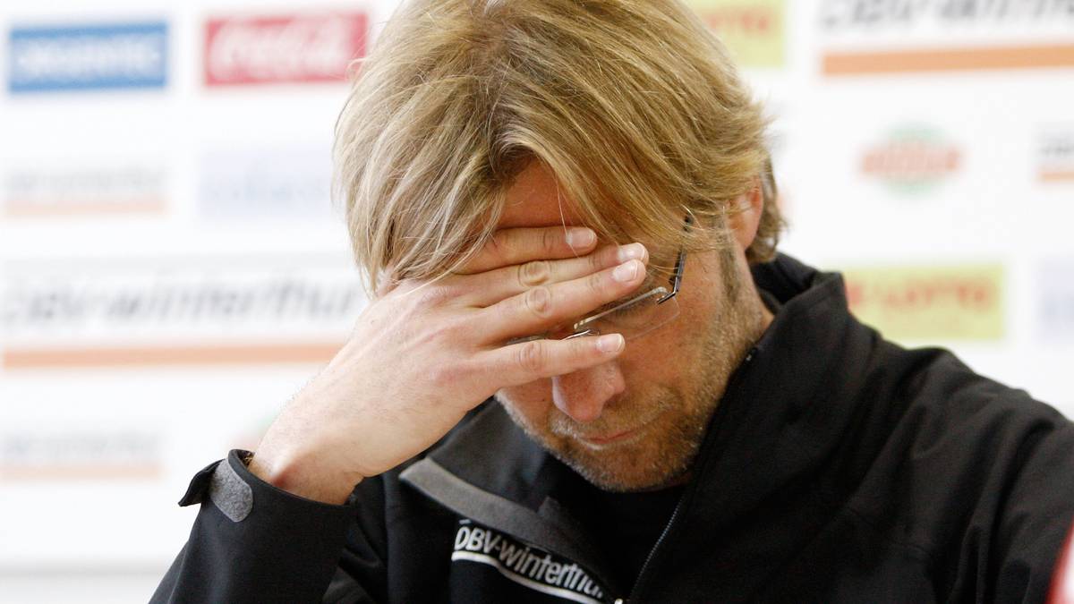 So kommt es auch. Mainz verpasst den direkten Wiederaufstieg knapp und Klopp gibt eine emotionale letzte Pressekonferenz