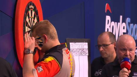 Dimitri van den Bergh gewinnt in einem spannenden Match mit 3:2 gegen Johnny Clayton. Der Belgier steht damit erstmals im Viertelfinale des Darts World Grand Prix. 