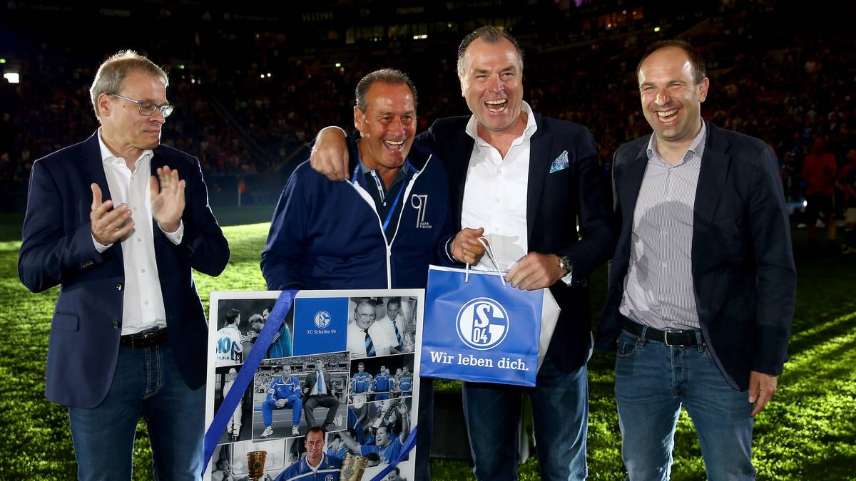 2017 war ein großes Jahr für alle Königsblauen. Da nämlich jährte sich der UEFA-Pokalsieg zum 20. Mal (Sieg nach Elfmeterschießen gegen Inter Mailand). Stevens freut sich ausgelassen mit Schalke-Boss Clemens Tönnies (2.v.r.). 