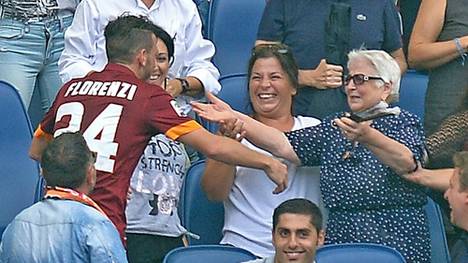 Alessandro Florenzi vom AS Rom feiert seinen Treffer mit seiner Großmutter