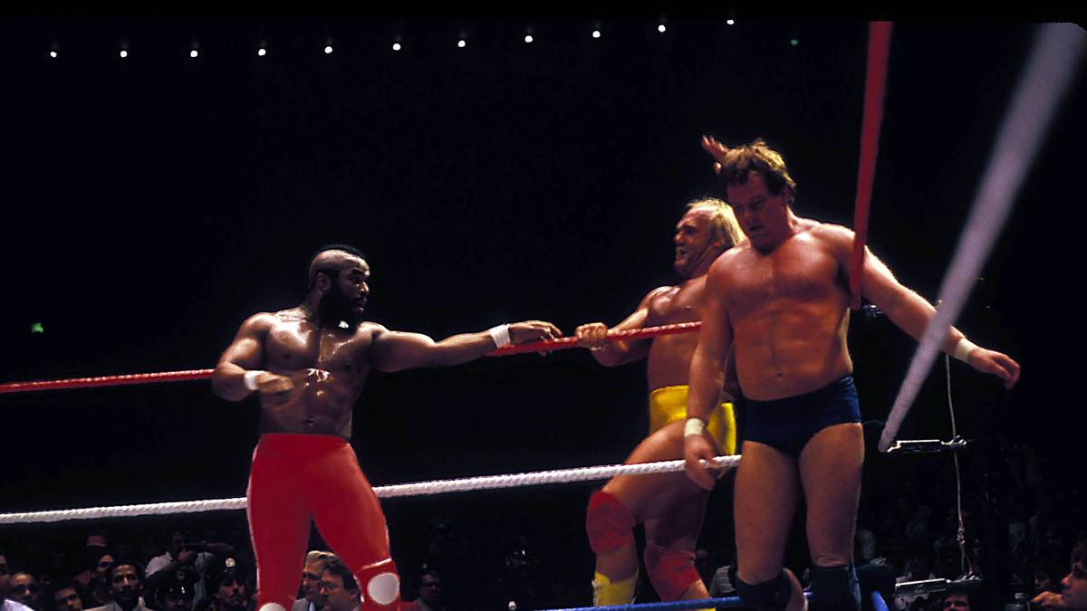 Muskelpaket Mister T, mit dem Hogan in Rocky 3 und später auch in Gastauftritten in der Serie "A-Team" spielte, wurde als Partner Hogans verpflichtet, um die Kampfshow auch zum Medienereignis zu machen. Gemeinsam besiegte das Duo die Bösewichte Roddy Piper (r.) und Paul Orndorff