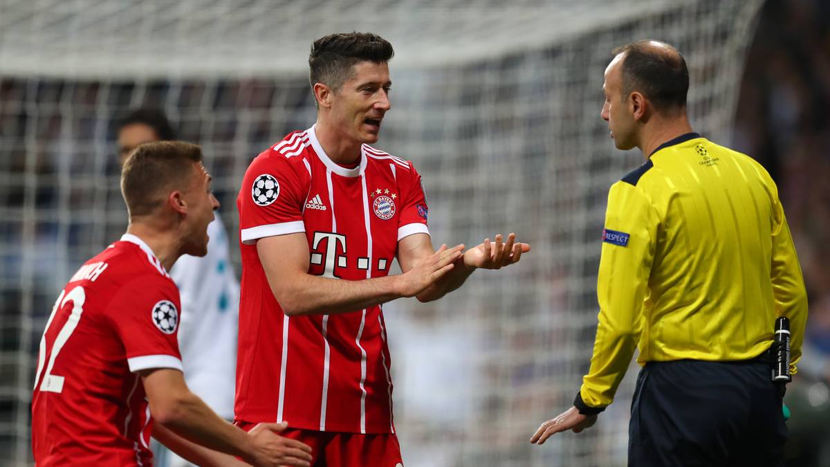 Aufregung gibt es dann kurz vor der Pause. Eine Flanke von Kimmich fälscht Marcelo im Strafraum mit dern Hand ins Toraus ab. Weder der Schiedsrichter noch seine Assistenten sehen das Vergehen und verwehren den Bayern einen Elfmeter