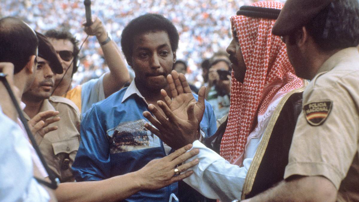 Der kuwaitische Scheich Fahid al-Ahmad as-Sabah stürmte das Spielfeld und drohte mit Spielabbruch. Nach langer Diskussion gab der Schiri nach, das Tor wurde annulliert. Es half nichts, wenig später fiel dann wirklich das 4:1 - Kuwait schied in der Vorrunde aus